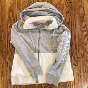Zip-front, drawstring hoodie! 🤍